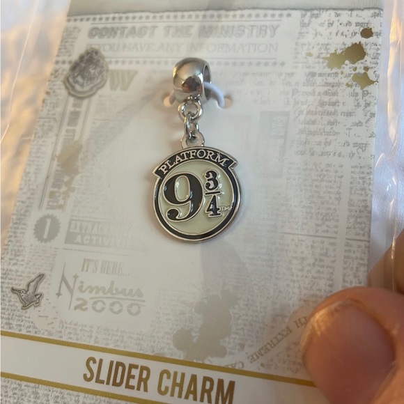 HARRY POTTER - Platform 9 3/4 Slider Charm - Picture 2 of 2